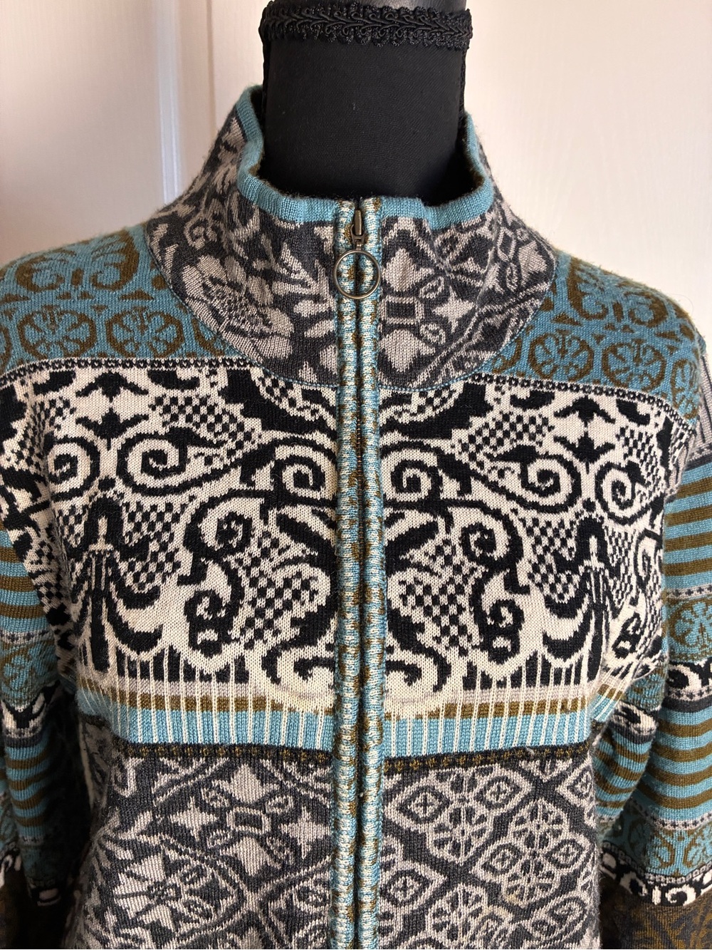 Icelandic Design Striped Pattern Zip-Up Cardigan Sweater in blue and gray - Picture 2 of 6